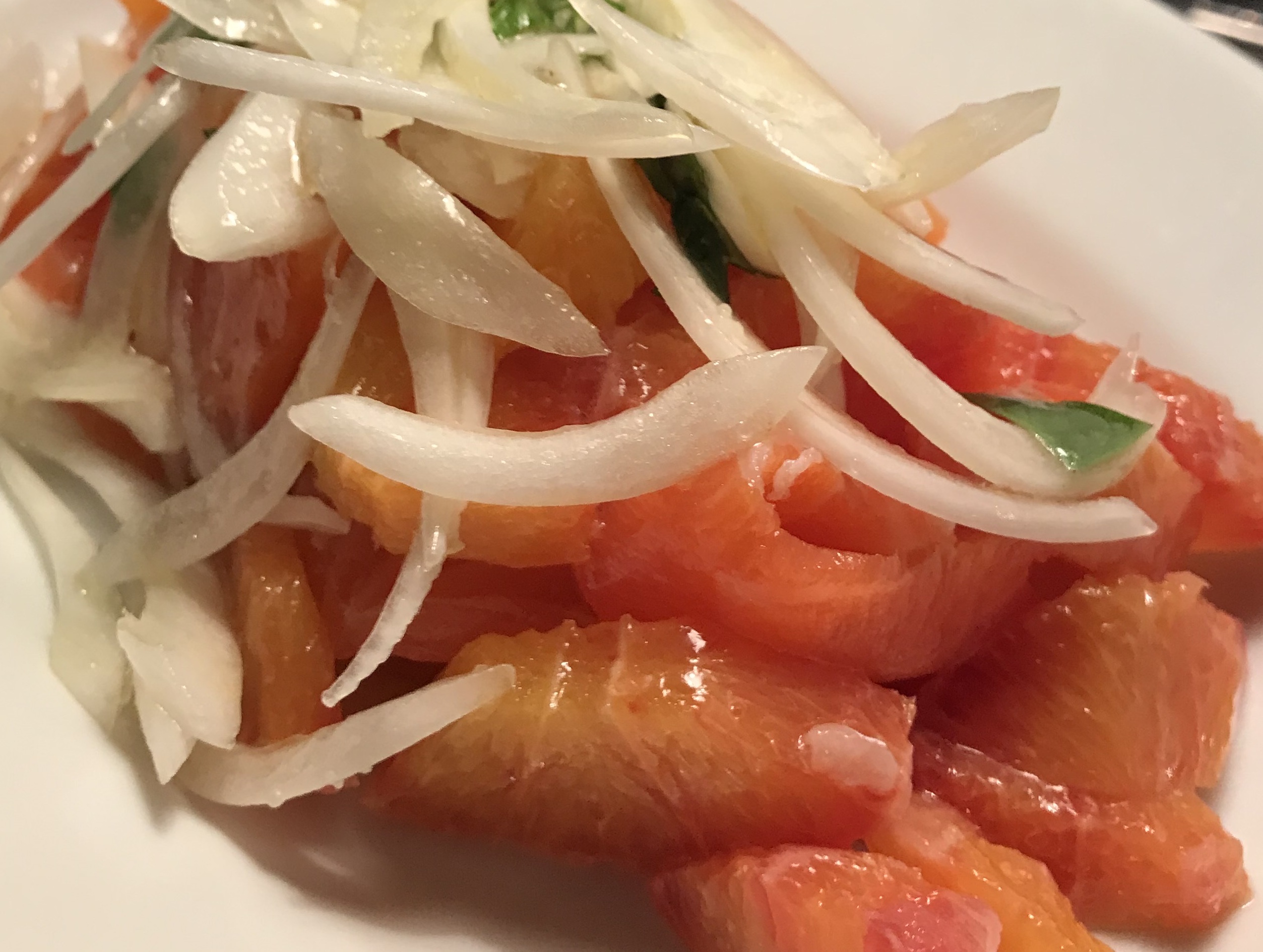 ブラッドオレンジとウイキョウ、紅富士サーモンマリネのサラダ